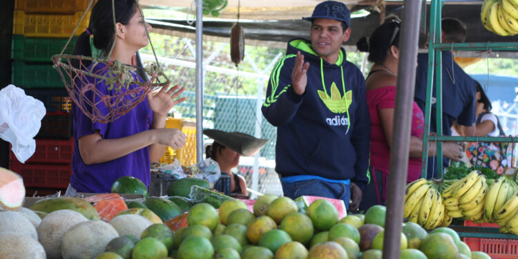 Usuarios compran menos fruta debido al aumento de los precios