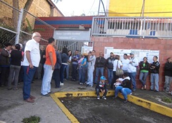 Por dicho inconveniente se generó retraso en el proceso y aumentaron las colas a las afueras de los centros