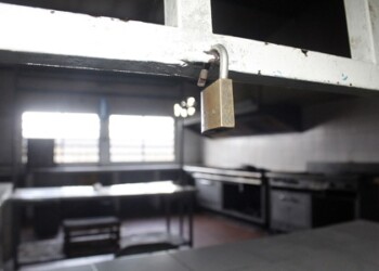 Candados violentados son quienes dan la bienvenida al personal luego del atraco