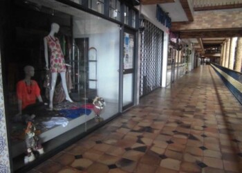 La Cascada abrió pero sus tiendas se mantuvieron con la santamaría abajo
