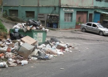 Cerros de basura son el adorno de la vía principal