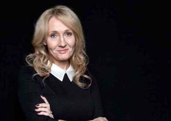 Rowling dio su bendición a la decisión: "ojos marrones, pelo rizado y muy inteligente. Nunca se especificó que la piel fuera blanca. A Rowling le encanta la Hermione negra"