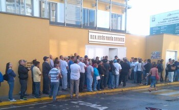 Retraso en la apertura de centros genera largas colas