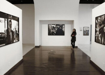 La galería Leica acoge la serie en blanco y negro que el músico ha realizado entre concierto y concierto, reflejando una vida rodeada de flashes y miradas curiosas