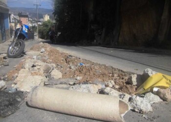 Botes de aguas blancas dejan sin surtido a las casas del sector