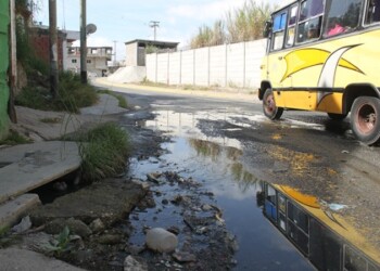 Bote de aguas negras deteriora las calles del sector