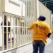 Trabajadoras del lugar pintaron las rejas de la entrada