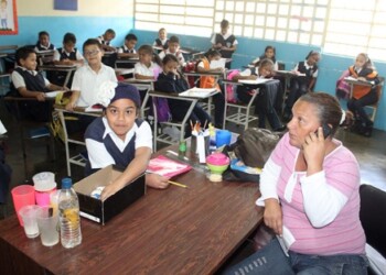 Alumnos se preparan para deslumbrar en las comparsas escolares