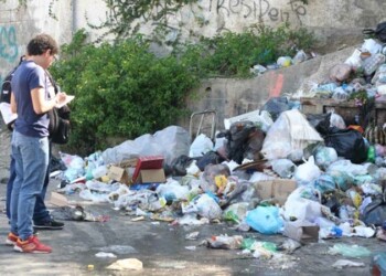 Montañas de basura son el adorno del basurero