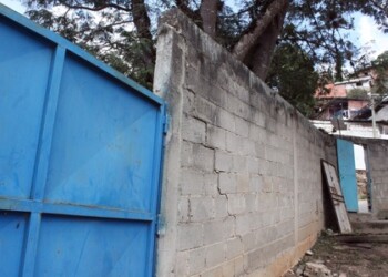 La escuela cuenta con un boquete en uno de los muros, por donde se presume que ingresaron los agresores