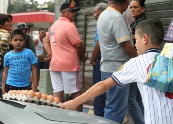 Tequeños hicieron su cola religiosamente para comprar huevos