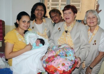 Damas amigas continúan su noble labor al servicio de los más necesitados. ARCHIVO