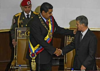 El presidente Maduro comenzó su mensaje anual expresando: “Estamos llegando a un parlamento que por gracia de la Constitución, en medio de una democracia de plenas libertades, la oposición ha conquistado una mayoría que hoy ejerce”.