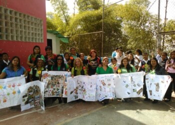 Los educadores posaron con las pancartas de agradecimiento por su labor