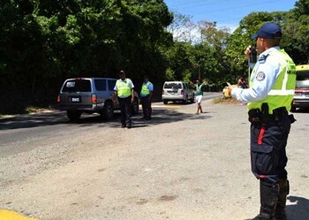 Funcionarios de la policía estadal se encuentran dispuestos en los puntos de control estratégicos