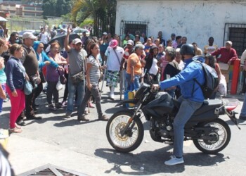 La multitud impidió el paso de carros y motos