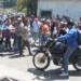 La multitud impidió el paso de carros y motos