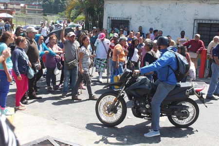 La multitud impidió el paso de carros y motos