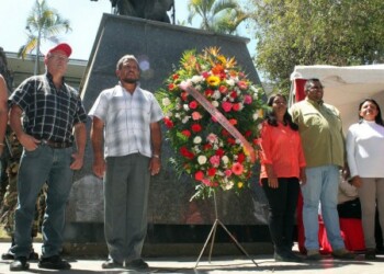 Ofrenda floral al monumento de El Libertador