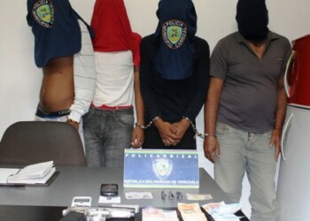En el procedimiento policial fueron incautados 12 envoltorios con presunta cocaína, un facsímil tipo pistola y dinero en efectivo.