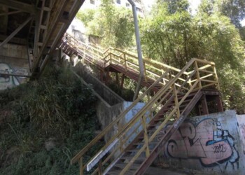 Malandros no pelan a los transeúntes en las escaleras