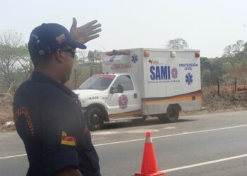 Comisiones de Protección Civil se apersonaron para atender a los heridos del accidente registrado este jueves. ARCHIVO