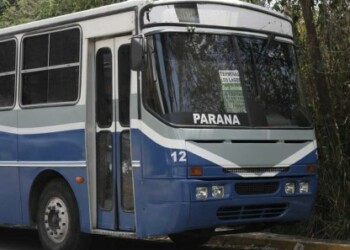 El autobús recibió múltiples impactos de bala