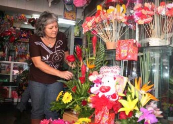 Los vendedores de flores esperan que este año las ventas se mantengan