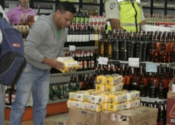 Los que se encontraban en la cola se asombraban con el costo de los productos