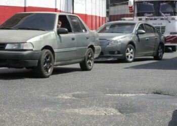 Los huecos ocupan un canal de la via
