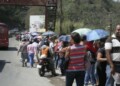 La cola era de al menos 500 metros.