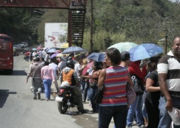 La cola era de al menos 500 metros.