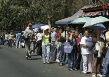 Cerca de mil clientes se apostaron en las afueras del mercado para comprar azúcar. ARCHIVO