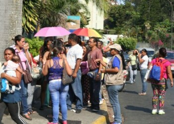 Llegada de productos de higiene desató mega fila de clientes. ARCHIVO