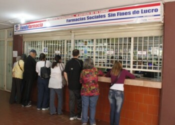 Los programas de ayuda se ven perjudicados por la escasez de medicinas. ARCHIVO