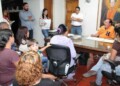 Alcalde recibió a los docentes y representantes en su despacho.