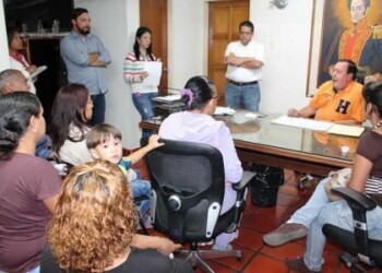 Alcalde recibió a los docentes y representantes en su despacho.