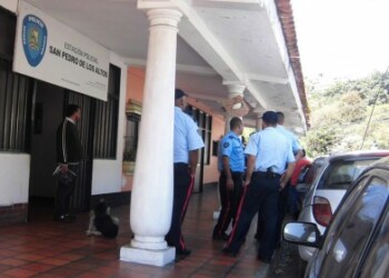 Durante el robo los funcionarios policiales de guardia fueron maniatados