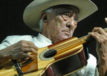 El Rey de la bandola, en 2002 recibió el Premio Nacional de Cultura, mención música.