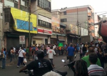 Los compradores irrumpieron a la fuerza Foto. Twitter