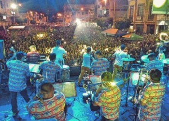Miles y miles de residentes y turistas se dieron cita para festejar las fiestas carnestolendas en ecuador y disfrutar del show del músico venezolano, Porfi Baloa.