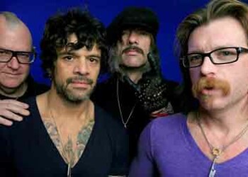 Doctores habrían aconsejado al vocalista y guitarrista Jesse Hughes que guardara reposo para recuperarse completamente de una lesión en un dedo.