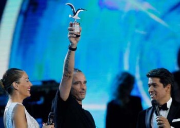 Ramazzotti bajó del escenario con “Gaviota de Plata y Oro” en sus manos –máximos galardones entregados a los artistas que conquistan al público.