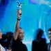 Ramazzotti bajó del escenario con “Gaviota de Plata y Oro” en sus manos –máximos galardones entregados a los artistas que conquistan al público.