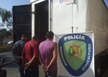 Funcionarios de la policía municipal actuaron con rapidez para ponerle los ganchos a los hampones.