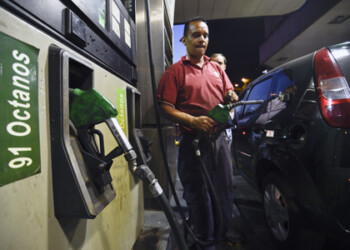 Maduro anunció que el precio de la gasolina, que actualmente es de entre 7 y 9 centavos de bolívar el litro de gasolina de 91 o 95 octanos sin plomo, pasará a costar 1 y 6 bolívares el litro, respectivamente.