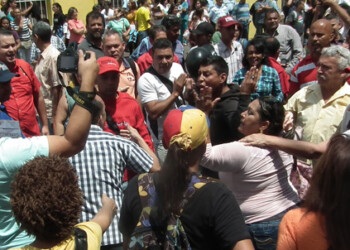 Un grupo de sujetos identificados con el oficialismo cercó a los manifestantes en la calle Guaicaipuro, registrándose un enfrentamiento entre ambos bandos. A pesar de esto, voceros de la MUD indicaron que seguirán en las calles.
IRBEL USECHE
