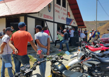 Vecinos protestaron frente a módulo policial.