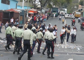 Estudiantes del Roque Pinto interrumpieron el paso vehicular