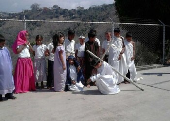 Estudiantes de las escuelas formaron parte del Viacrucis